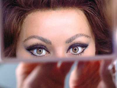 Il secondo ritrae un dettaglio degli occhi di Sophia Loren. Fu Maria Scicolone, sorella di Sophia, a proporle di diventare la fotografa personale della diva. Un�idea che per� lei rifiut�, sempre per assecondare il suo bisogno di indipendenza